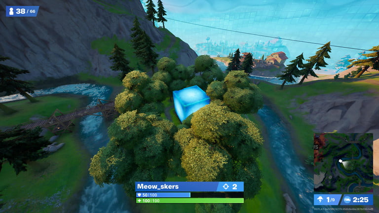 Fortnite 中的 Camp Cod 以北（在藍色立方體上）。