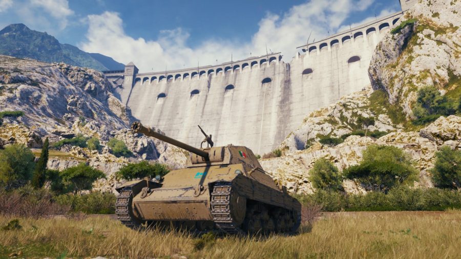 一個坦克坐在山上，後面有水壩牆