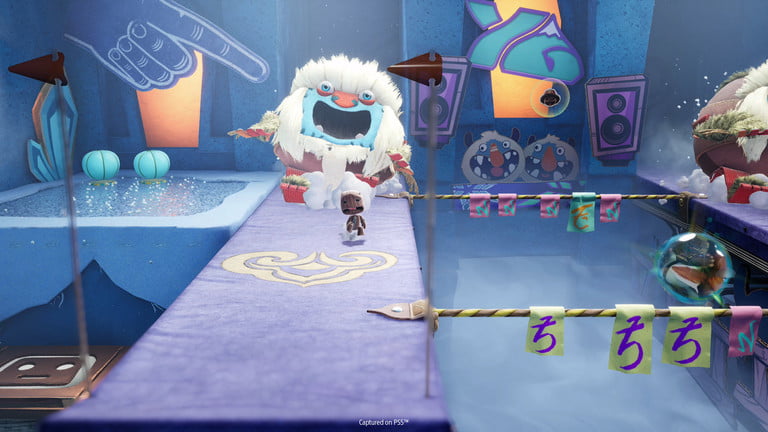 Sackboy 在 Sackboy: A Big Adventure 中從雪人那裡逃跑。