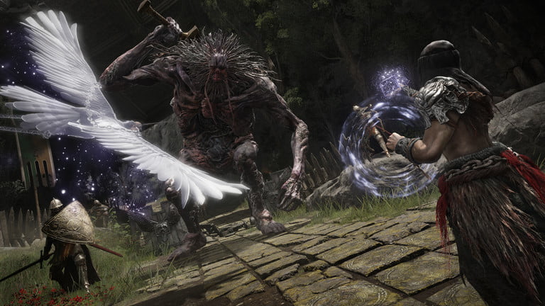 一個巨魔在 Elden Ring 中與一名玩家戰鬥。