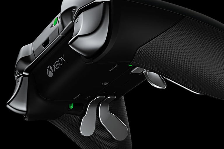 從後面看的 Xbox One Elite 控制器系列 2。
