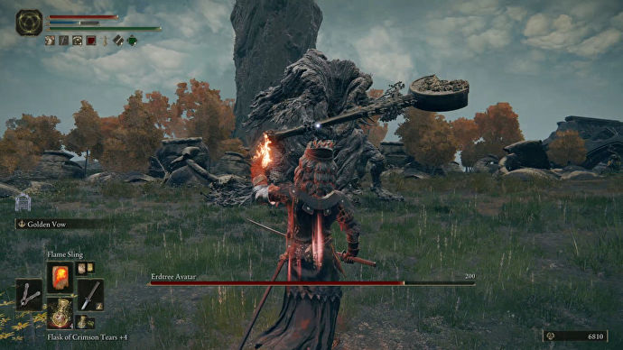 Elden Ring 中的玩家準備對 Erdtree Avatar Boss施放火焰咒語。