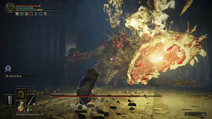 Elden Ring 中的 Boss 潰瘍樹精向玩家噴火。