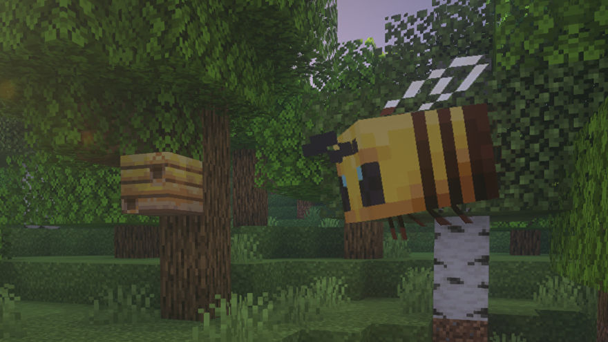 一隻 Minecraft 蜜蜂從其位於森林郊區的蜂巢中冒險。